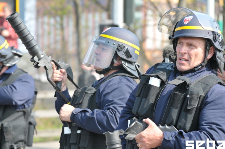 Anschließend feuert die Polizei CS-Gas und Schockgranaten auf die Menge um sie zu zerstreuen.