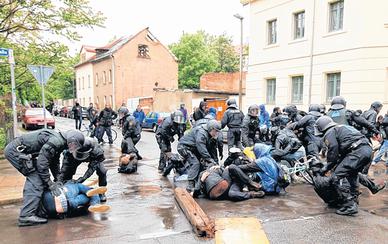 Mülltonnen als Barrikaden, die zum Teil angezündet wurden, sollten den Demonstrationszug der NPD stoppen. Die Polizei räumte jedoch alle Hindernisse aus dem Weg, ging auch bei einer Sitzblockade an der Uhlandstraße nicht zimperlich vor. Fotos: Dirk Knofe 