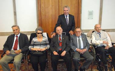 Späte Ehrung für fünf Edelweißpiraten im Jahr 2011 - Oberbürgermeister Jürgen Roters zeichnete im Rathaus (v. l.) Hans Fricke, Getrud Koch, Wolfgang Schwarz, Fritz Theilen und Peter Schäfer aus. (Bild: Rakoczy) Späte Ehrung für fünf Edelweißpiraten im Jahr 2011 - Oberbürgermeister Jürgen Roters zeichnete im Rathaus (v. l.) Hans Fricke, Getrud Koch, Wolfgang Schwarz, Fritz Theilen und Peter Schäfer aus. (Bild: Rakoczy)
