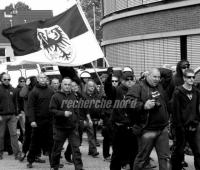 Mit Brandenburg-Fahne: Robert Krause als einziger “AN-OS”ler bei einem Nazi-Aufmarsch am 2. Juni in Hamburg. Mit Brandenburg-Fahne: Robert Krause als einziger “AN-OS”ler bei einem Nazi-Aufmarsch am 2. Juni in Hamburg.