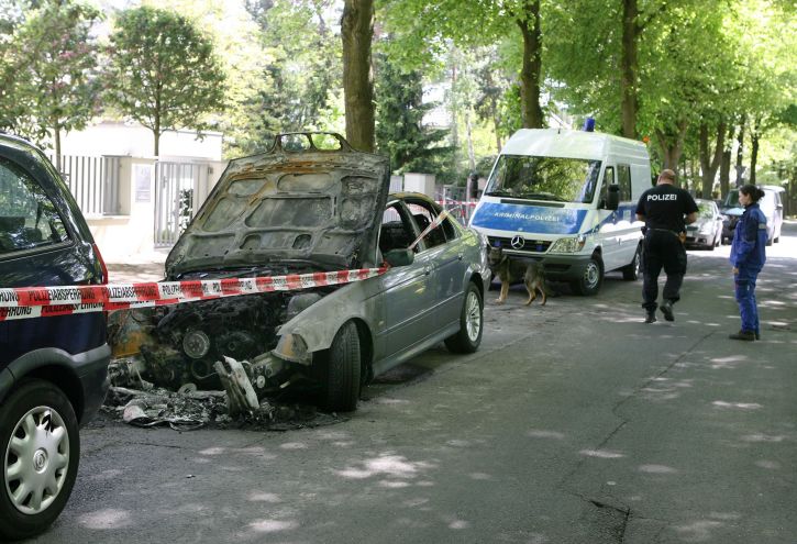Verkohlte Front: Ein Ermittler an dem abgebrannten BMW vor dem Anwesen in der Seepromenade, in dem die SPD-Europaabgeordnete Dagmar Roth-Behrendt mit ihrem Mann, dem EU-Spitzenbeamten Horst Reichenbach, wohnt. Foto: Andreas Klaer Verkohlte Front: Ein Ermittler an dem abgebrannten BMW vor dem Anwesen in der Seepromenade, in dem die SPD-Europaabgeordnete Dagmar Roth-Behrendt mit ihrem Mann, dem EU-Spitzenbeamten Horst Reichenbach, wohnt. Foto: Andreas Klaer