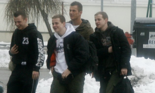 Nazi-Hallenturnier am 21. Februar 2009 in Grimma: Christopher Henze (in Label 23-Pullover) und die Schumer-Zwillinge (einer davon in “Thor Steinar”-Pullover), dazwischen “Scenario Lok”-Mitglied Conrad K. Foto: Archiv. Nazi-Hallenturnier am 21. Februar 2009 in Grimma: Christopher Henze (in Label 23-Pullover) und die Schumer-Zwillinge (einer davon in “Thor Steinar”-Pullover), dazwischen “Scenario Lok”-Mitglied Conrad K. Foto: Archiv.