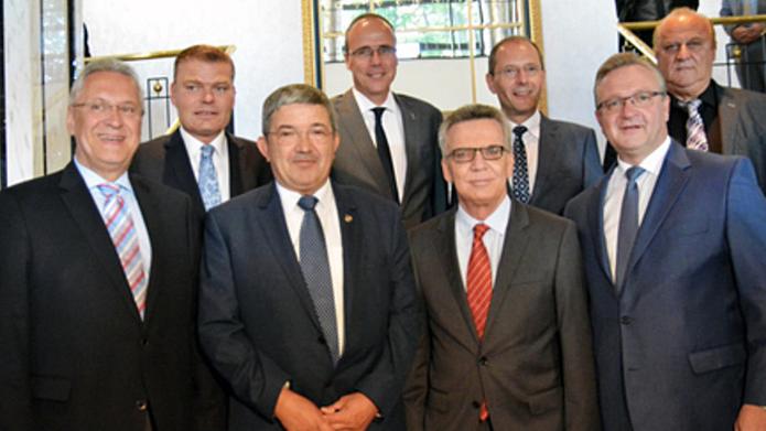 v.l.n.r.: Joachim Herrmann (Bayern), Holger Stahlknecht (Sachsen-Anhalt), Lorenz Caffier (Mecklenburg-Vorpommern), Peter Beuth (Hessen), Lothar de Maizière, Markus Ulbig (Sachsen), Frank Henkel (Berlin) und Klaus Bouillon (Saarland) v.l.n.r.: Joachim Herrmann (Bayern), Holger Stahlknecht (Sachsen-Anhalt), Lorenz Caffier (Mecklenburg-Vorpommern), Peter Beuth (Hessen), Lothar de Maizière, Markus Ulbig (Sachsen), Frank Henkel (Berlin) und Klaus Bouillon (Saarland)