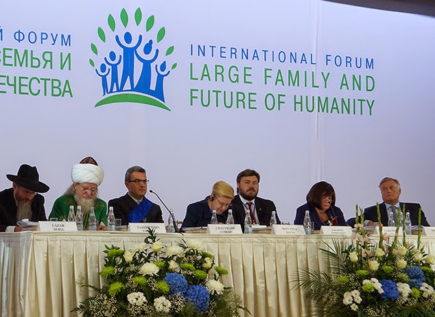 Präsidium des WCF VIII (von links nach rechts) Russlands Oberrabbiner Berel Lazar, Russlands Großmufi Talgat Tadschuddin, Aymeric Chauprade, Elena Mizulina, Konstantin Malofejew, Natalia Jakunina und Wladimir Jakunin, 10. September 2014, Moskau Präsidium des WCF VIII (von links nach rechts) Russlands Oberrabbiner Berel Lazar, Russlands Großmufi Talgat Tadschuddin, Aymeric Chauprade, Elena Mizulina, Konstantin Malofejew, Natalia Jakunina und Wladimir Jakunin, 10. September 2014, Moskau