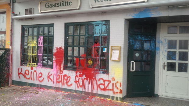Unbekannte haben Farbflaschen an die Kneipenfassade geworfen. Weil sie dazu den Schriftzug "Keine Kneipe für Nazis" hinterließen, ist auch der Staatsschutz an den Ermittlungen beteiligt. (Thorsten Waterkamp) Unbekannte haben Farbflaschen an die Kneipenfassade geworfen. Weil sie dazu den Schriftzug "Keine Kneipe für Nazis" hinterließen, ist auch der Staatsschutz an den Ermittlungen beteiligt. (Thorsten Waterkamp)