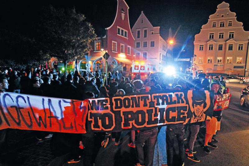Gegen tatsächliche und vermeintliche Willkür durch die Polizei haben am Samstagabend rund 100 Menschen in der Innenstadt demonstriert. Sie wurden von einem massiven Aufgebot an Beamten begleitet. - Foto: Hauser Gegen tatsächliche und vermeintliche Willkür durch die Polizei haben am Samstagabend rund 100 Menschen in der Innenstadt demonstriert. Sie wurden von einem massiven Aufgebot an Beamten begleitet. - Foto: Hauser