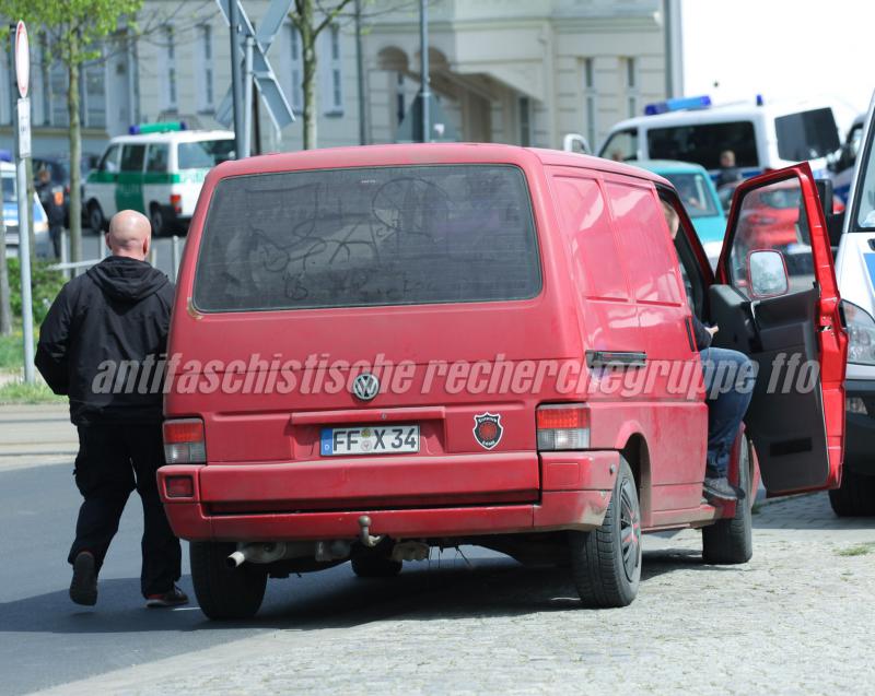 Nazi-Mobil: Mit dem Auto von Sven Lemke wurden Transparente und Fahnen zur Demonstration gebracht. Gut neben dem Nummernschild zu erkennen: Das Logo der Kameradschaft "Kommando Werwolf". (Foto: antifaschistische recherchegruppe frankfurt (oder)) Nazi-Mobil: Mit dem Auto von Sven Lemke wurden Transparente und Fahnen zur Demonstration gebracht. Gut neben dem Nummernschild zu erkennen: Das Logo der Kameradschaft "Kommando Werwolf". (Foto: antifaschistische recherchegruppe frankfurt (oder))