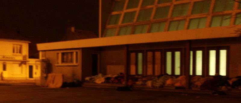 Menschen unter vielen Decken am BCMO bei Nacht - vor der Räumung.