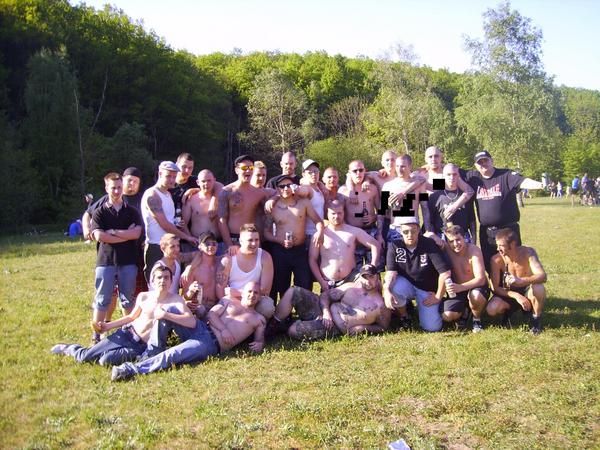 Dudweiler Nazis am 1. Mai 2007 mit Nazis aus Bildstock und Umgebung: In der Mitte mit schwarz-weißer Kappe, weißem Unterhemd: Florian Wunn. Um ihn herum: Zahlreiche bekannte Nazis (Forler, Lippert, Müller und Co („Bildstocker“)). Dudweiler Nazis am 1. Mai 2007 mit Nazis aus Bildstock und Umgebung: In der Mitte mit schwarz-weißer Kappe, weißem Unterhemd: Florian Wunn. Um ihn herum: Zahlreiche bekannte Nazis (Forler, Lippert, Müller und Co („Bildstocker“)).