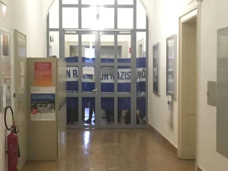 Antifaschist*innen blockieren den Zugang zum Hörsaal...