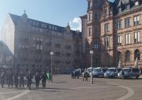 Fettes Polizeiaufgebot: Sind ein paar "Irre" so gefährlich? Oder Projektwerkstättler? Oder beide?