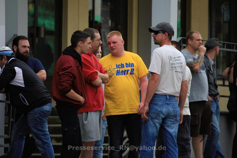 "Ich bin Herr B(rusak)". Selbstdarstellerisch präsentierte sich Björn Brusak auf der Neonazi-Kundgebung. Inzwischen gehört der auch als Liedermacher bekannte Neonazi zu den regelmäßigen Rednern in Frankfurt (Oder). (Photo: Presseservice Rathenow) "Ich bin Herr B(rusak)". Selbstdarstellerisch präsentierte sich Björn Brusak auf der Neonazi-Kundgebung. Inzwischen gehört der auch als Liedermacher bekannte Neonazi zu den regelmäßigen Rednern in Frankfurt (Oder). (Photo: Presseservice Rathenow)