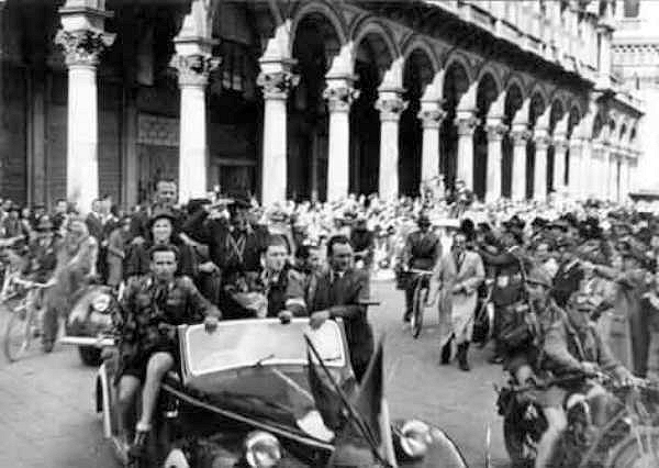 Giovanni Pesce, 25. April 1945 in Mailand,stehend auf dem Trittbrett mit MP