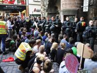 Sitzblockade gegen den Aufzug der Piusbrüder im Jahr 2015: Die Polizei redete erst und räumte dann. Foto: Archiv: Kunz.jpg