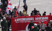 Der mutmaßliche Bombenbauer Thomas Horst Baumann hinter dem Transparent der „Freien Nationalisten München“ (links, mit rotem T-Shirt).