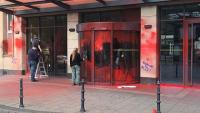 Ausländerbehörde in Aachen rot markiert und Scheiben eineschmissen