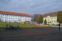 Roter Kreis: eigentlicher Müllplatz - Blauer Pfeil: Eingang