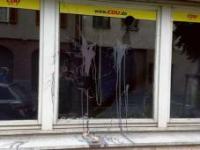 Bereits im Mai 2009 wurden Fenster eingeschmissen, Fassaden verunstaltet