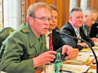 Fürths Polizeichef auf dem Stadtratspodium: Peter Messing stand gestern Nachmittag im Saal des Rathauses Rede und Antwort