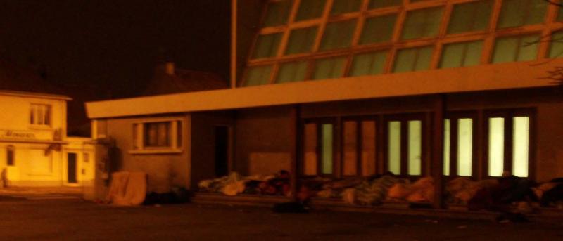 Menschen unter vielen Decken am BCMO bei Nacht - vor der Räumung.
