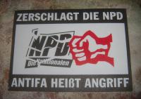 Plakat "Zerschlagt die NPD - Antifa heißt Angriff"