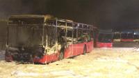  Nur noch Schutt und Asche: Die Busse wurden am Samstag im Depot der Südwestbus zum Opfer der Flammen. Die Feuerwehr konnte ein Übergreifen der Flammen auf weitere Fahrzeuge nicht verhindern. 