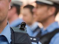 Polizisten des Freibuger Präsidiums sollen die Schulterkameras testen