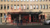 Ausländerbehörde in Aachen rot markiert und Scheiben eineschmissen
