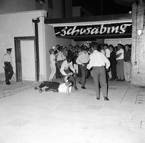 Vor einem Nachtclub: Im Laufe der Krawalle verloren immer wieder Polizisten die Nerven und verprügelten auch unbeteiligte Passanten
