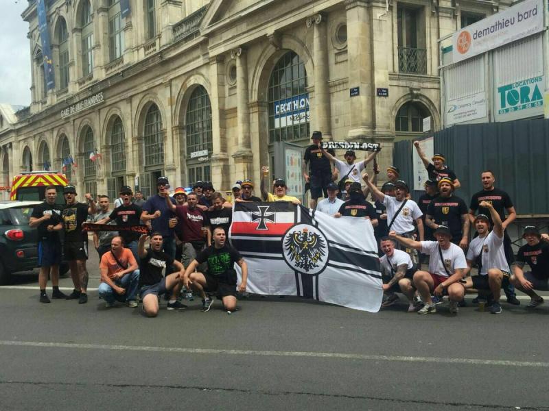 Dieses Bild von deutschen Hooligans vor dem Hauptbahnhof in Lille zeigt nach Angaben der Dresdner Polizei mindestens „zehn gewaltbereite Dynamo-Fans“.