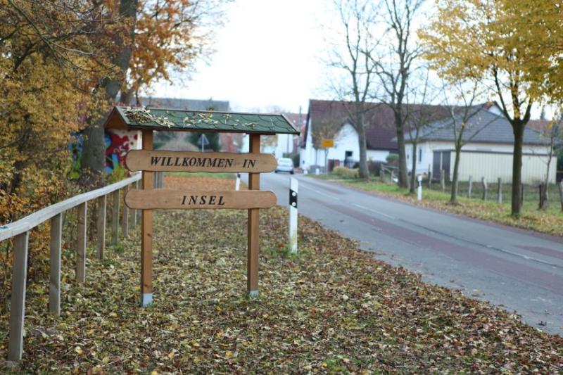 Ortseingang von Insel: Etwa 450 Menschen leben hier, Mitte Juli 2011 kamen zwei hinzu - Sexualstraftäter, die aufgrund eines Gerichtsurteils aus der Sicherungsverwahrung entlassen wurden. Seither ist das Dorf in Aufruhr.