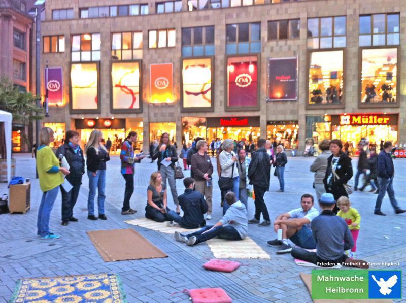 Mahnwache auf dem Heilbronner Kiliansplatz