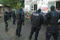 Beamte der Landesbereitschaftspolizei haben auf dem ALGE-Gelände die Durchsuchung gesichert. Fotos: René Döring