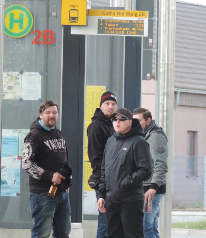 David Herzog (2.v.r. mit Sonnenbrille) auf dem Weg zum Naziaufmarsch am 18.04.2015 in Gotha