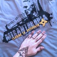 Svastone, rechtsradikale Bekleidungsmarke aus Kiew,Ausschwitz - Arbeit macht frei Shirt