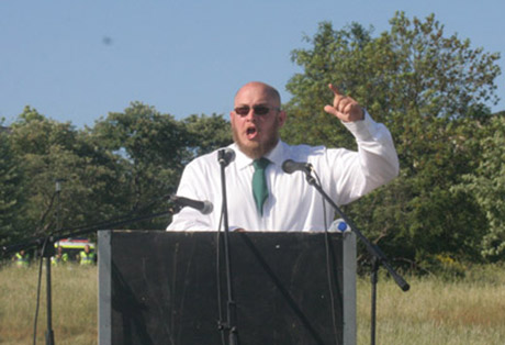 Magnus Söderman als Redner auf einer Demonstration der "Schwedischen Widerstandsbewegung" - "Svenska Motståndsrörelsen"(SMR) am 06.06.2008