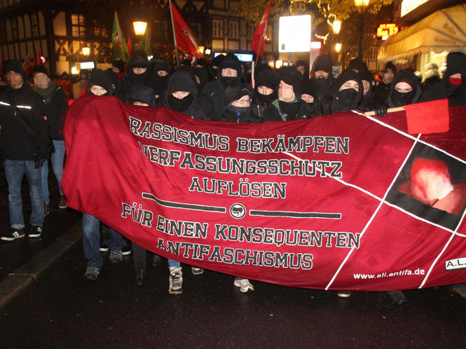 03 Gegen Nazis & Burschen