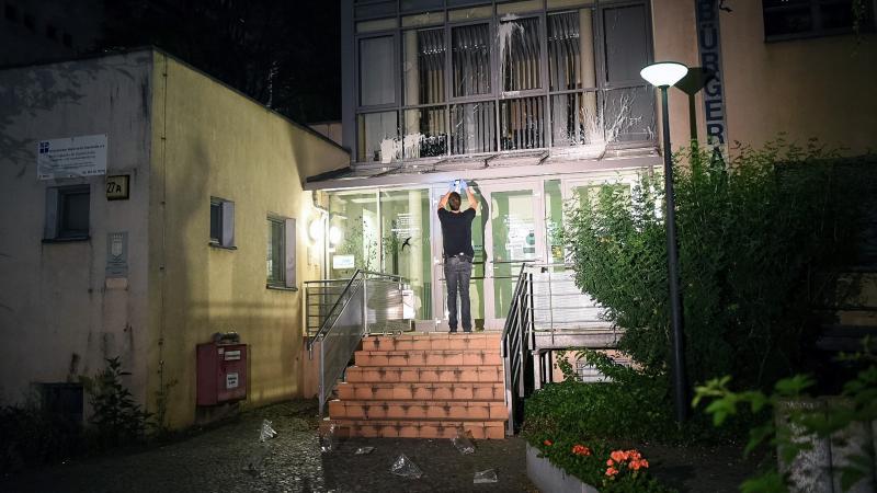Nach einem Farbbomben-Anschlag auf das Bezirksamt Kreuzberg werden Spuren gesichert. (Foto: Spreepicture)