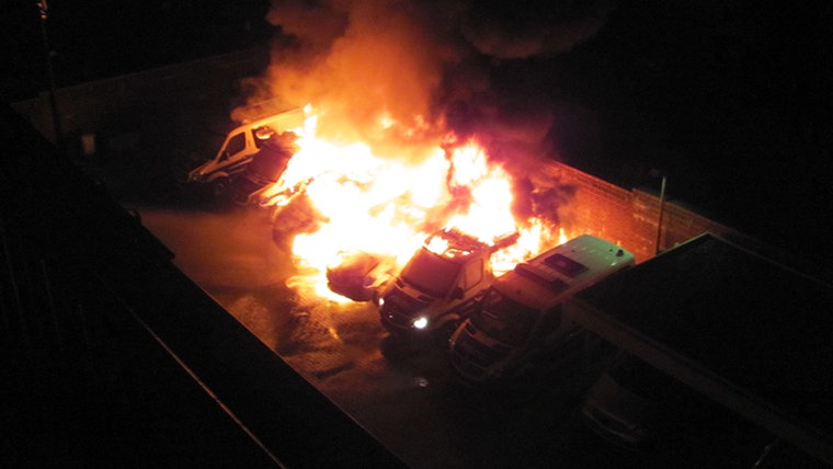     Die Flammen erfassen weitere Autos. Anwohner hören immer wieder Knallgeräusche - explodierende Reifen.    