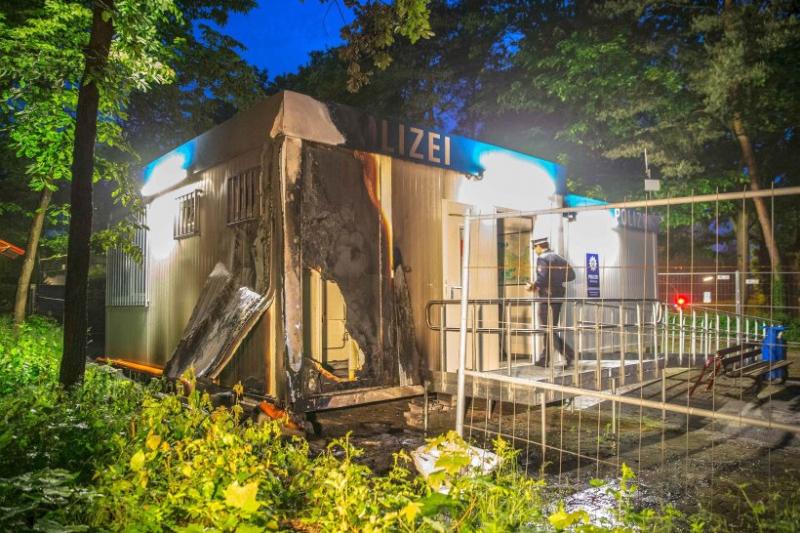 n Rissen hat es in der Nacht auf Montag offenbar einen Brandanschlag auf einen Polizeicontainer gegeben