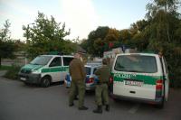 Polizei auf dem Parkplatz gegenüber der Alge.