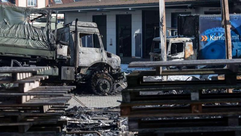 18 Bundeswehr-Fahrzeuge sind Sonntag auf dem Areal einer Firma im Hemelinger Hafen ausgebrannt.