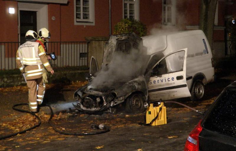  In der Nacht auf Donnerstag ist ein Dresden-Leuben ein Servicewagen in Flammen aufgegangen. 