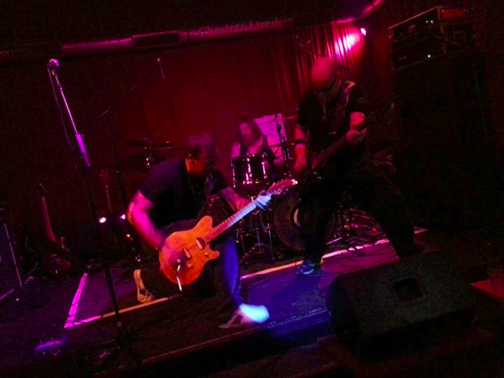 Sacha Korn und seine Band auf der Bühne des Chesters (Screenshot von der Facebook-Seite von Sacha Korn)
