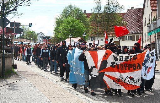 Ein Protestzug gegen rechts: Verschiedene Antifa-Gruppen haben am Samstag in Meßstetten gegen den vermeintlichen Verkauf des Gasthauses "Waldhorns" an die NPD protestiert.