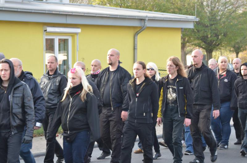 Rene Sparbier mit Tine Schusser (gefärbter Pony) und Christoph Winter (rechts neben ihm) beim Naziaufmarsch 2011 in Remagen