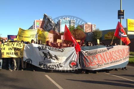 An­ti­ras­sis­ti­sche De­mons­tra­ti­on am 03.​10.​13 – die bun­ten Front­trans­pa­ren­te / Quel­le: Mar­cus Go­le­jew­ski