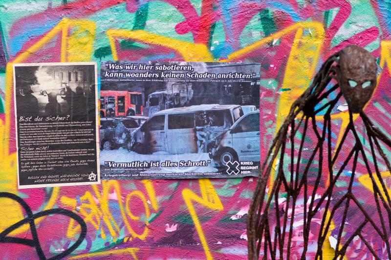 29.09.2013, Geschweißte Kunst, militante Plakate und farbenprächtige Subkultur an der Fassade des KTS-Gebäudes.
