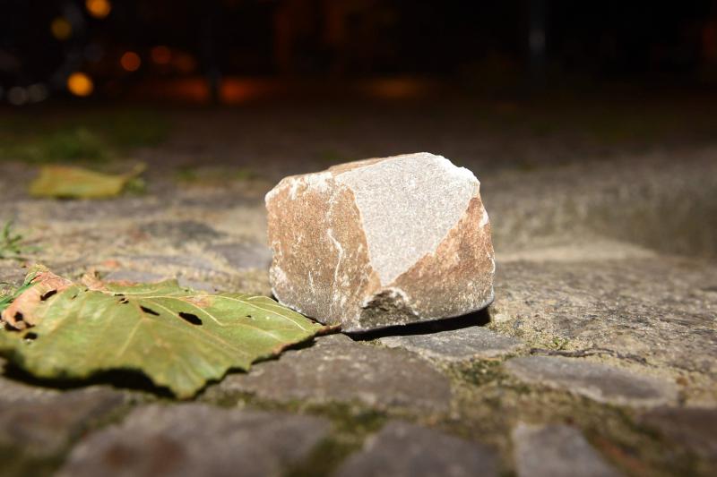  Mehr als 30 Kleinpflastersteine wurden nach der Attacke in der Rigaer Straße sichergestellt 