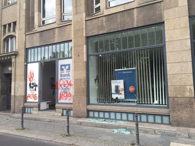 Mehrere Unbekannte haben am frühen Morgen die Scheiben einer Bank in in der Neuen Roßstraße (Mitte) eingeworfen. Sie sprühten Parolen an die Fassade, u.a. „R94“ (das umkämpfte linksautonome Haus in der Rigaer Straße 94). Der Staatsschutz ermittelt.